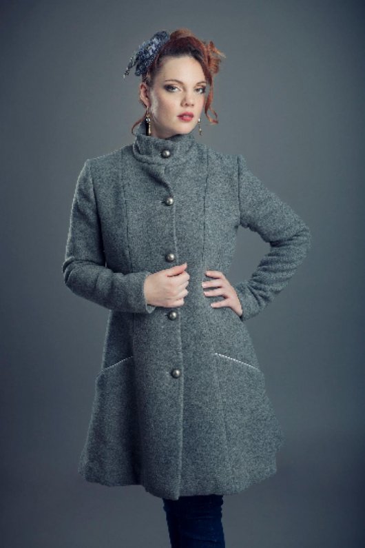 Manteau d'hiver forme princesse cintré et évasé en laine grise à poches et col montant fermé par des boutons en métal argenté