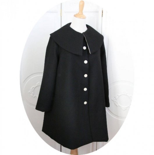 Manteau d'hiver simple de forme trapeze en laine noire à grand col