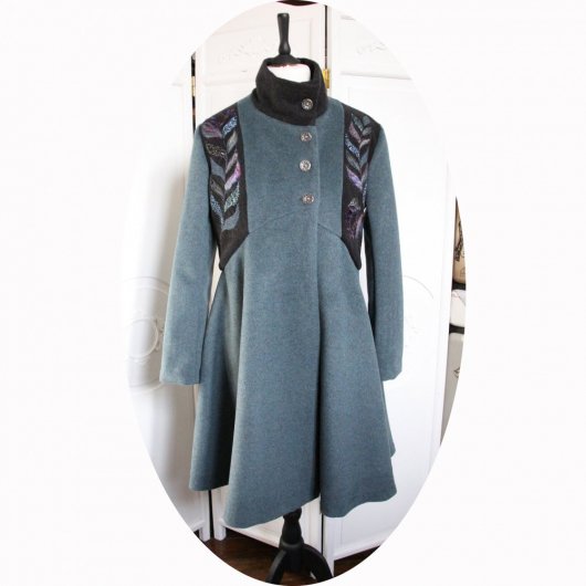 Manteau Spencer de forme trapèze en drap de laine bleu et gris brodé à la main motif feuilles
