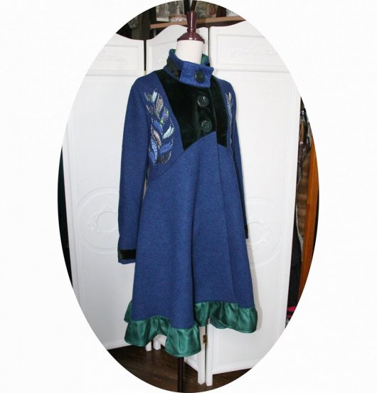 Manteau Spencer de forme trapèze en laine bleue velours vert et soie verte brodé main avec détails en soie verte et velours de soie