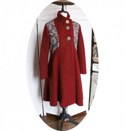Manteau Spencer de forme trapèze en laine bordeaux et motif bleu rouge