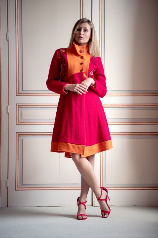 Manteau Spencer de forme trapèze en laine bouillie rouge et orange brodé main avec détails en ruban de soie