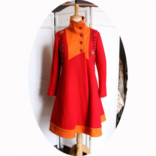 Manteau Spencer de forme trapèze en laine bouillie rouge et orange brodé main avec détails en ruban de soie