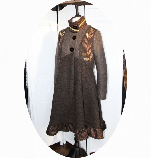 Manteau Spencer de forme trapèze en lainemarron et cuivre brodé main avec détails en tissu gauffré cuivre et tresse dorée