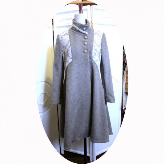 Manteau Spencer de forme trapèze en velours de laine et mohair gris perle et motif baroque