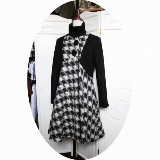 Manteau Spencer de forme trapèze en velours de laine noire et laine bouillie pied de coq avec un col montant