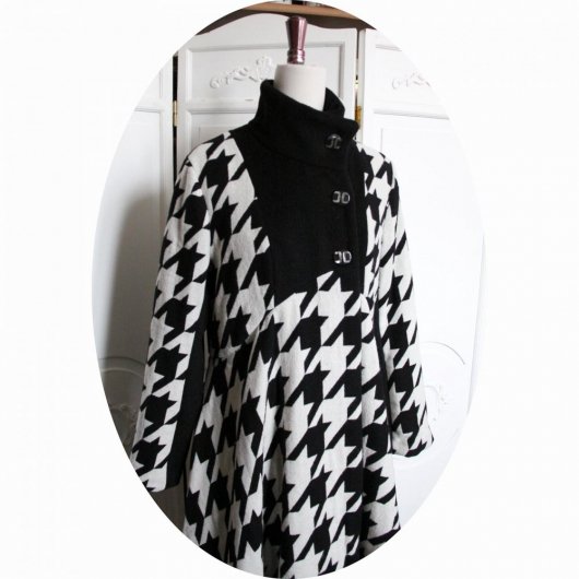 Manteau Spencer de forme trapèze en velours de laine noire et laine pied de coq noir et blanc avec un col montant