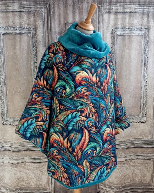 Poncho bleu canard imprimé plumes et doublure doudou polaire