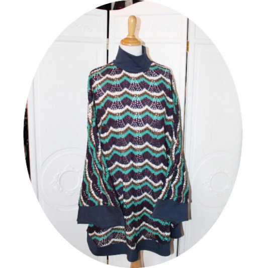 Poncho cape en maille coton ajourée bleu vert violet blanc motif vagues