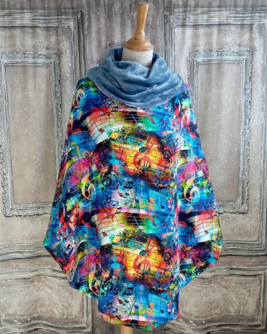 Poncho coloré imprimé musique et doublure doudou polaire bleue