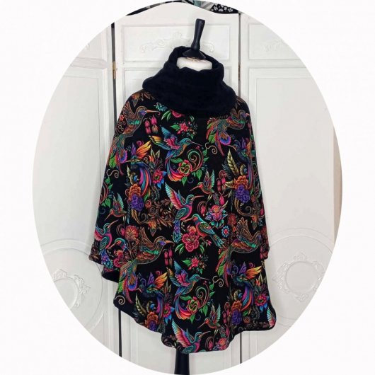 Poncho noir imprimé d'oiseaux coloré et doublure polaire noire