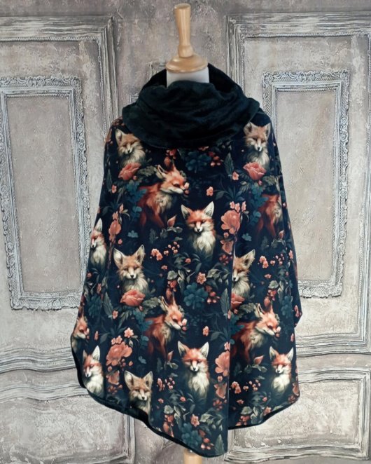 Poncho noir imprimé renard et doublure polaire noire