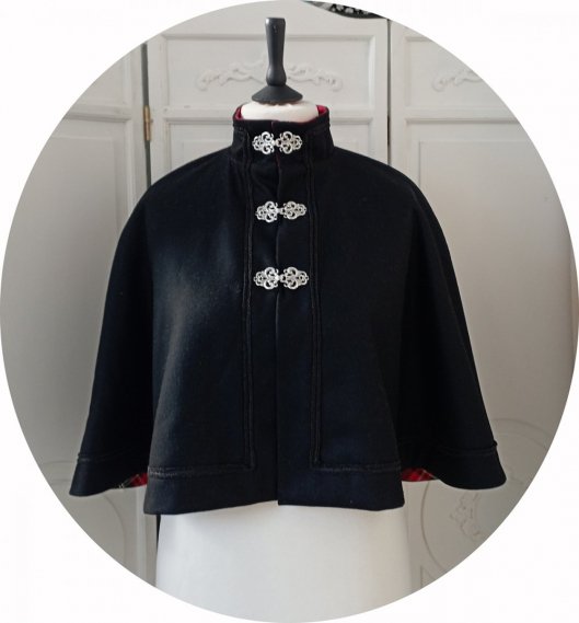 RESERVE - Capeline en laine noire et doublure écossais rouge