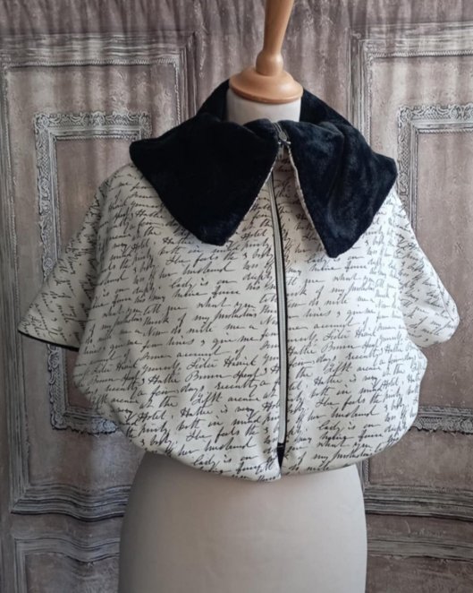 RESERVE - Poncho court noir imprimé écriture et doublure polaire