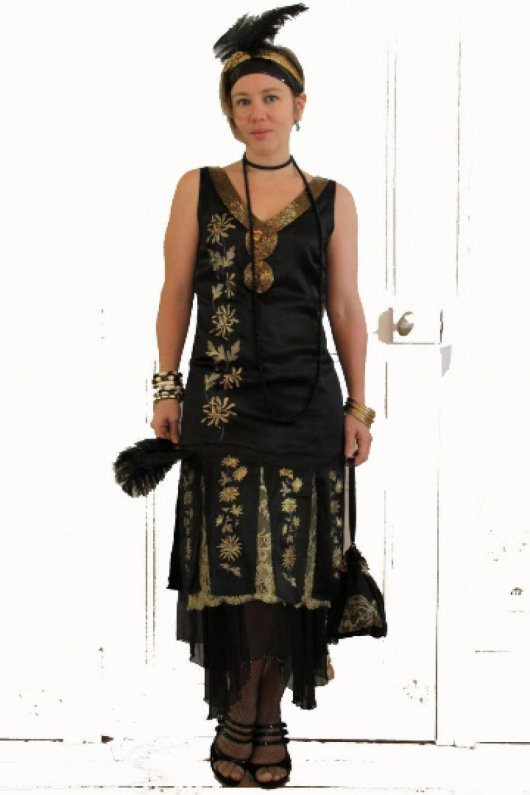 Robe Années 20 en satin de soie noir peint à la main d'un motif de fleur dorées à décolleté dos en dentelle dorée et sous jupe en mousseline