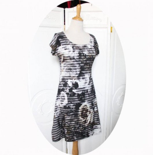 Robe P'tit Basique courte et trapeze à manches courtes en maille jersey de coton grise à rayures noires et motif floral