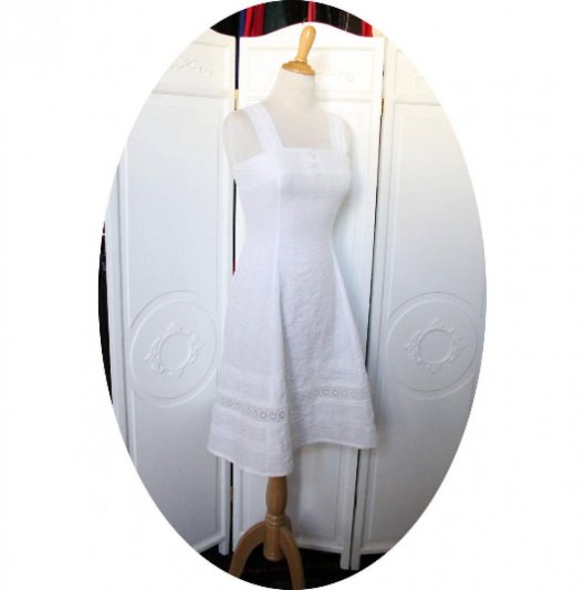 Robe blanche courte et évasée à bretelles en coton à rayures et broderie anglaise facon lingerie ancienne