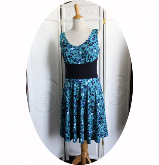 Robe bleue courte et évasée sans manches en maille jersey de viscose imprimé de fleurs