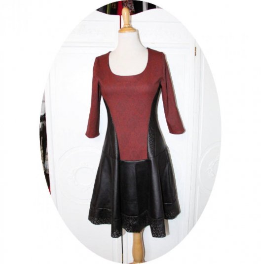 Robe bustier baroque noir et bordeaux à manches longues et jupe patineuse en simili cuir noir et coton stretch bordeaux