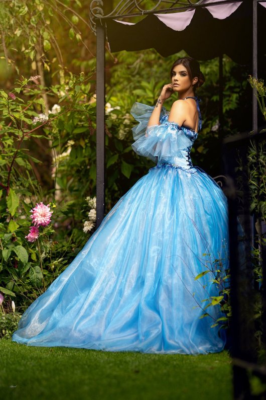 Robe bustier bleu ciel à crinoline en organza bleu et tulle bleu