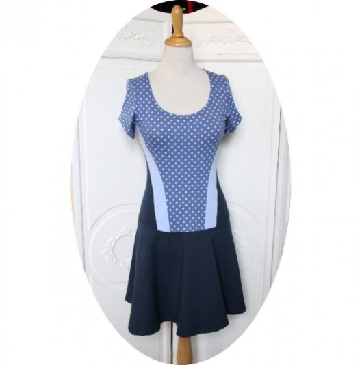 Robe bustier cintrée en jersey de coton bleu marine et jersey bleu à pois bleu ciel à manches courtes et jupe patineuse