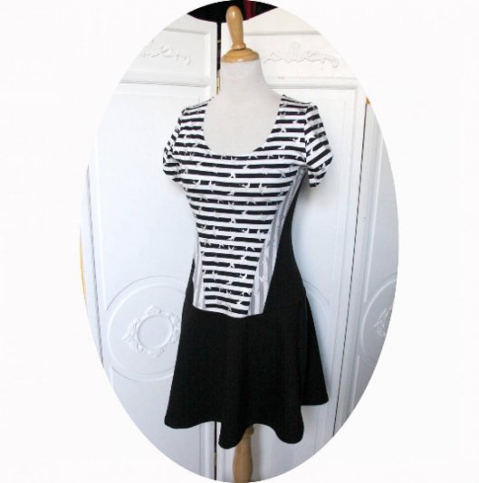 Robe bustier cintrée en jersey de coton noir et jersey rayé noir et blanc avec un motif d'oiseau argent à manches courtes et jupe patineuse