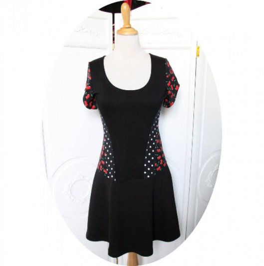 Robe bustier cintrée en jersey de coton noir uni noir à pois et noir à cerises rouges à manches courtes et jupe patineuse