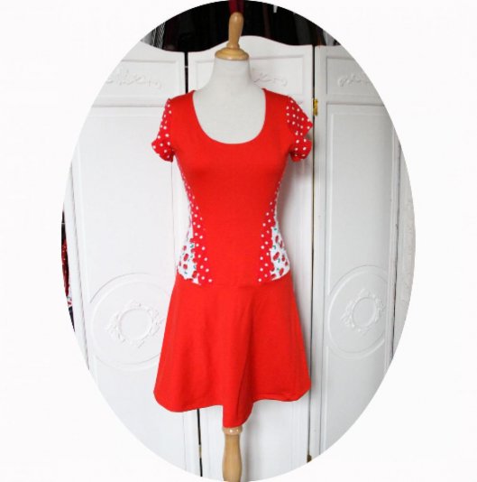 Robe bustier cintrée en jersey de coton rouge uni rouge à pois et blanc à cerises rouges à manches courtes et jupe patineuse