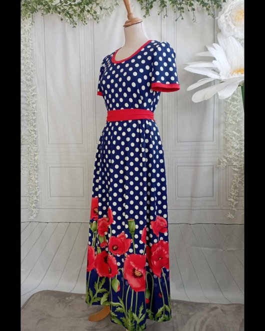 Robe coquelicot rouge et jersey bleu à pois blancs