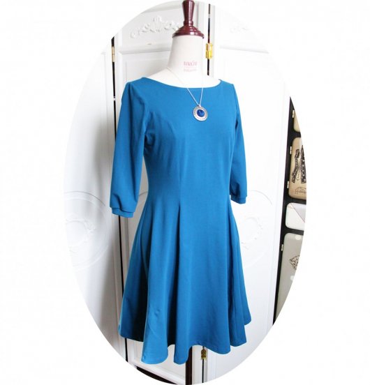 Robe courte cintrée bleue et évasée encolure bateau