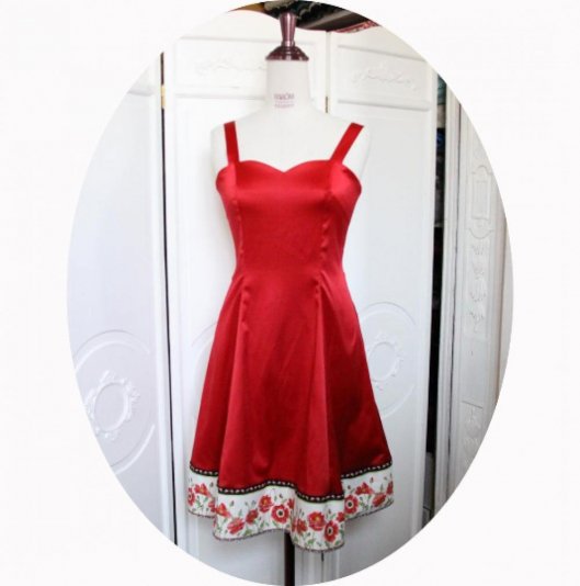 Robe courte et évasée à bretelles et décolleté coeur en satin de coton rouge et galon motif coquelicot