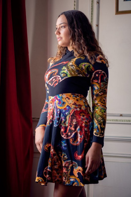 Robe courte et évasée à manches longues en maille coton noir et coloré et ceinture noire