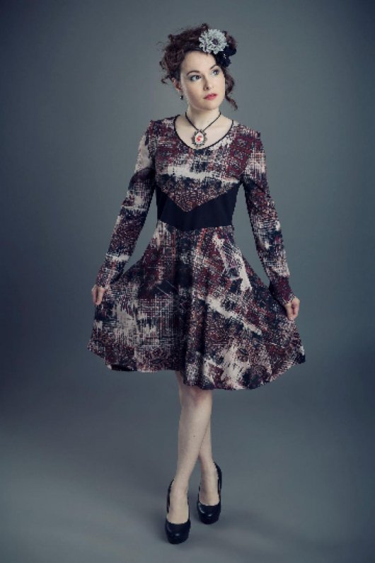 Robe courte et évasée à manches longues en maille jersey coton bordeau et noir et ceinture noire