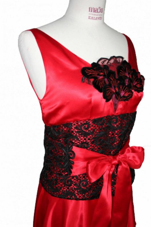 Robe courte et fluide rouge et noire esprit japon en satin de soie rouge dentelle noire et broderie