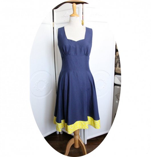 Robe d'été bleu marine et jaune esprit Pin Up avec une jupe évasée