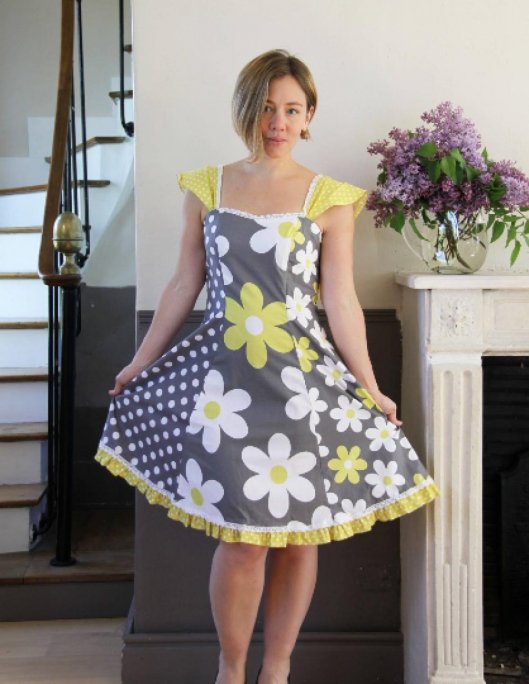 Robe d'été à buste ajusté et jupe évasée en coton gris à pois blancs et Marguerite blanches et vert anis