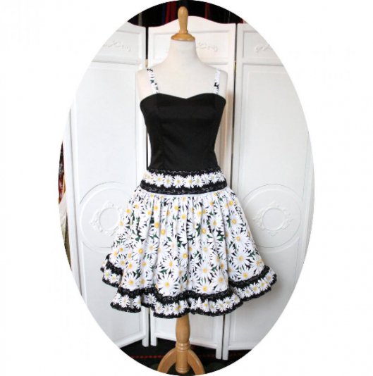 Robe d'été bustier noir à bretelle en coton et jupe mi-longue marguerites blanches sur fond noir