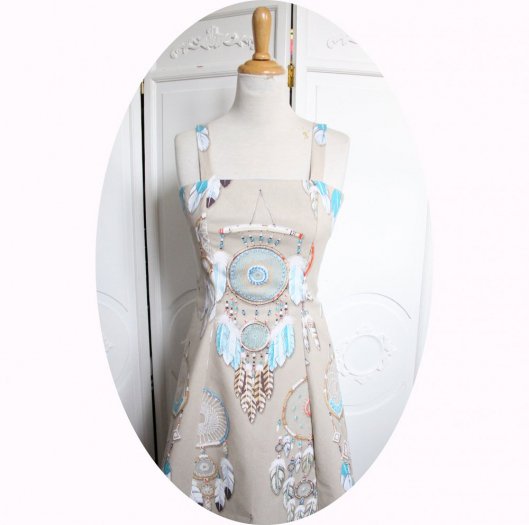 Robe d'été courte cintrée et évasée à bretelles en coton beige imprimé d'attrapes rêves turquoise