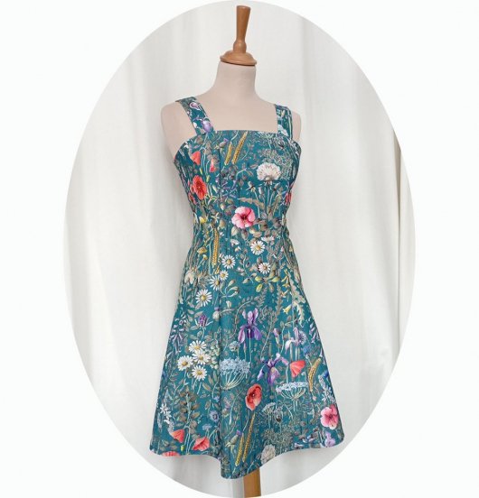 Robe d'été courte cintrée et évasée à bretelles en coton bleu imprimé fleurs colorées