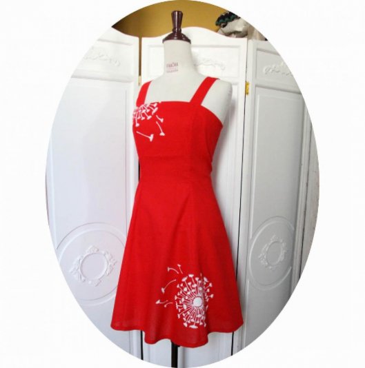 Robe d'été courte cintrée et évasée à bretelles en lin rouge motif fleur de pissenlit blanc