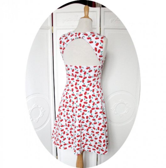 Robe d'été courte sans manche à dos nu en maille jersey stretch de coton blancs imprimé cerises rouges