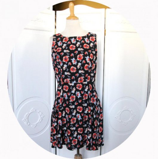 Robe d'été courte sans manches noire légère et fluide à jupe évasée en tissu imprimé de coquelicots rouges