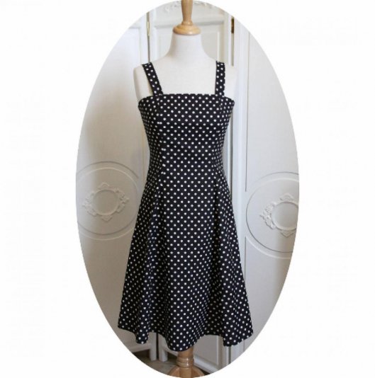 Robe d'été style pin up années 50 à bretelles et evasee en coton noir a pois blancs