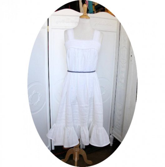Robe longue blanche rétro champetre  en coton à rayures et broderie anglaise facon lingerie ancienne