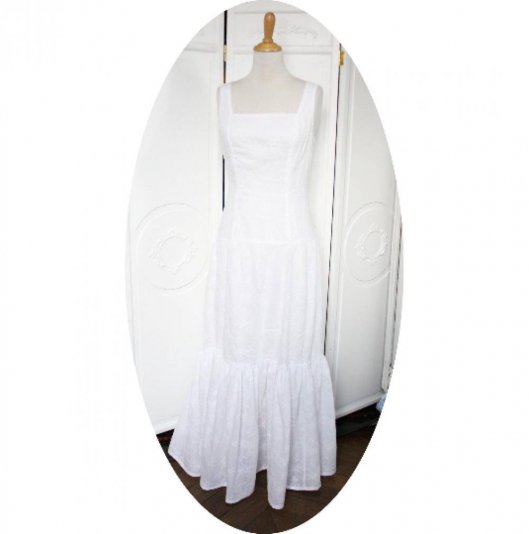 Robe longue blanche sans manches à décolleté carre en broderie anglaise avec une jupe longue à volants