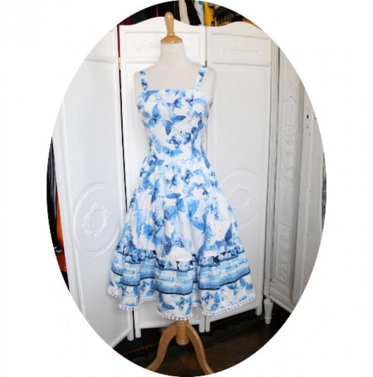 Robe longue à volant sans manches en coton imprimé de papillons bleus sur fond blanc