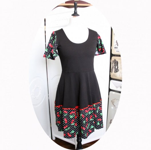 Robe noire à pois blancs et cerises rouges à manches courtes et jupe évasée