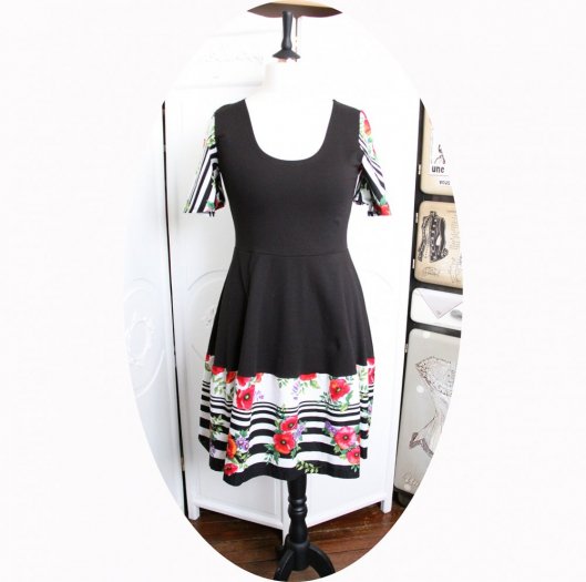 Robe noire à rayures noires et fleurs roses à manches courtes et jupe évasée