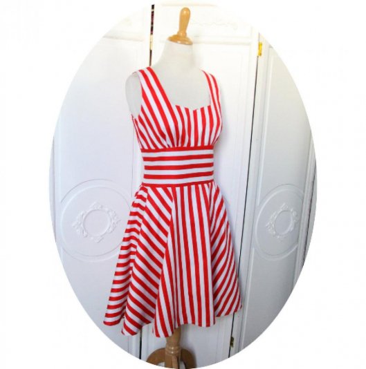 Robe rétro de style pin up en coton marinière à rayures rouge et blanc a jupe évasée montée sur une large ceinture
