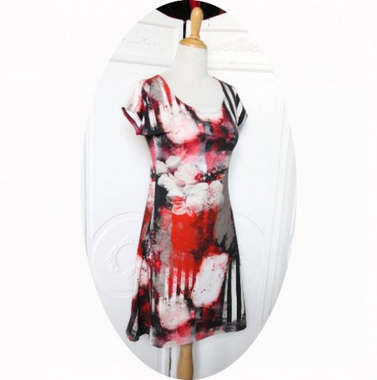 Robe simple courte et trapeze en jersey de coton inprimé dans les tons rouge noir et beige avec un motif de rayures noires et de fleurs